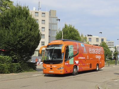 902597 Afbeelding van een bus van de Spaanse (Baskische) Euskatel-wielerploeg, bij het Hotel Ibis Utrecht (Bizetlaan 1) ...